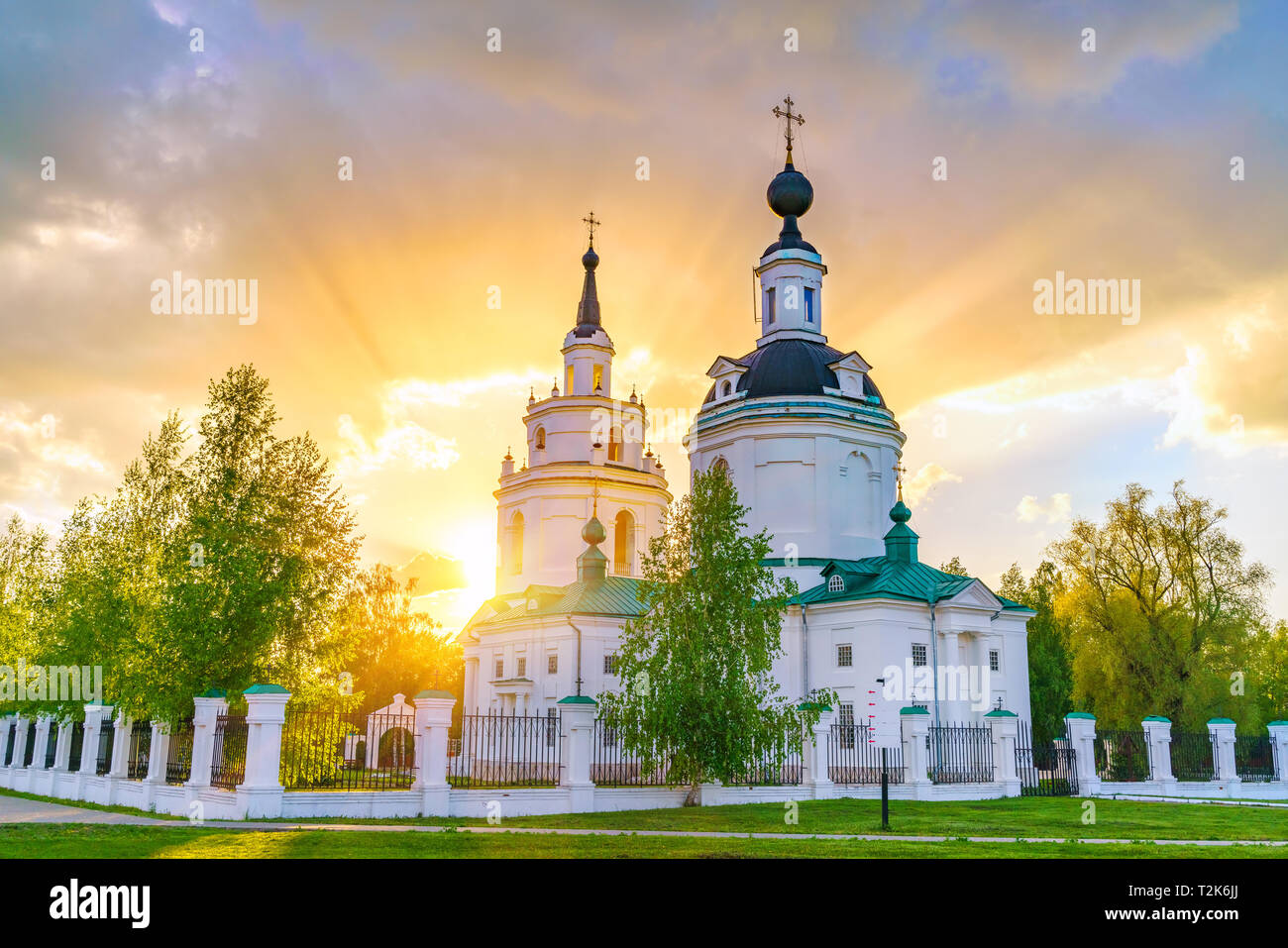 Nuages sur l'église orthodoxe russe au coucher du soleil. La Russie Banque D'Images