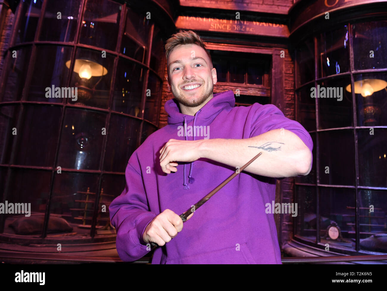 EDITORIAL N'utilisez que Sam Thompson assiste à l'événement de lancement exclusif de la banque des sorciers Gringotts original à Warner Bros Studio Tour London - The Making of Harry Potter, qui s'ouvre au public le 6 avril. Banque D'Images