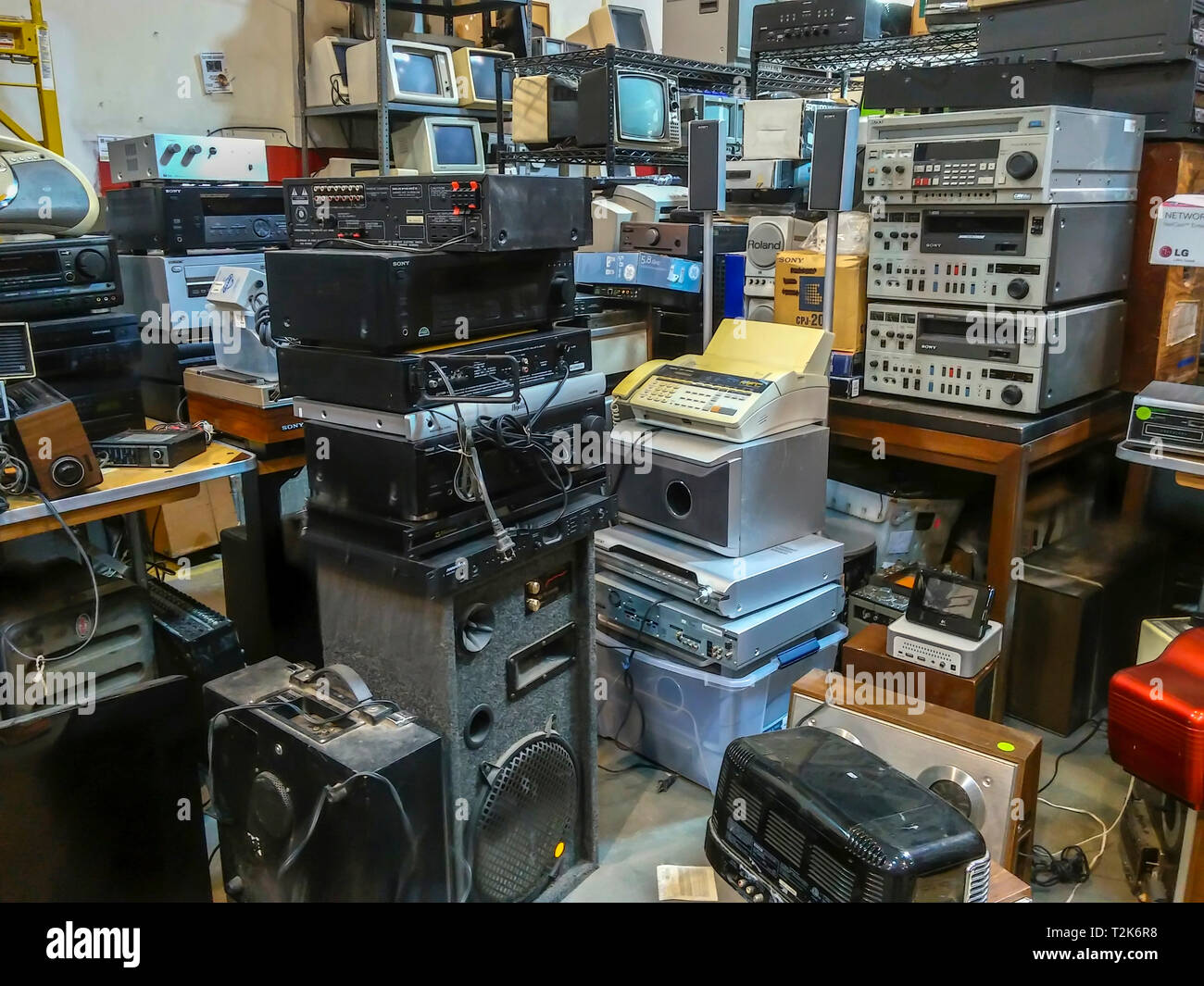 Une collection de produits électroniques mis au rebut en attente d'être recyclés, à New York, le samedi 30 mars, 2019. (Â© Richard B. Levine) Banque D'Images