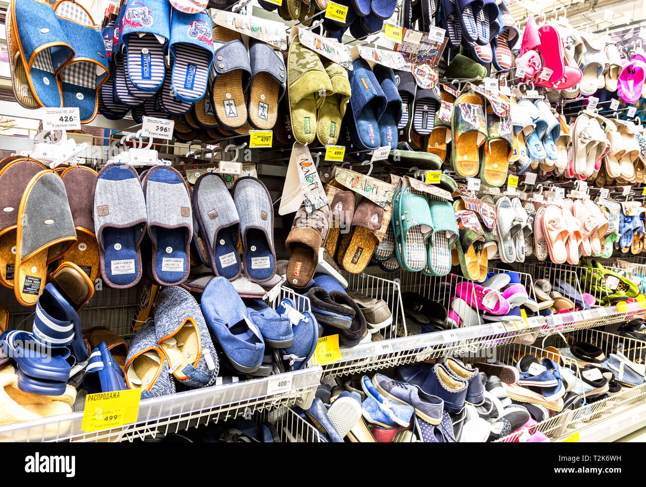 Samara, Russie - 30 mars 2019 : vente de chaussons différents lors de l'exposition à l'hypermarché de la chaîne Banque D'Images