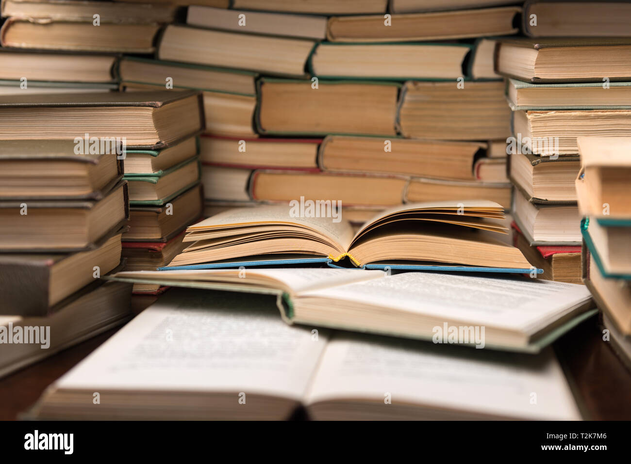 Vieux Livres Ouverts Sur La Table Des Piles De Livres De Lecture Sur 24 Dans L Etude De L Ecole D Une Salle De Classe L Arriere Plan Pour L Education L Apprentissage Concept La Profondeur De L Etroit Photo Vieux Livres Ouverts Sur La Table Des Piles De Livres De Lecture Sur 24 Dans L Etude De L Ecole D Une Salle De Classe L Arriere Plan Pour L Education L Apprentissage Concept La Profondeur De L Etroit Photo