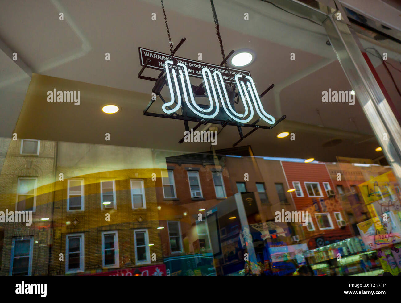 Une enseigne lumineuse dans la fenêtre d'un magasin de Brooklyn à New York, le samedi 30 mars, 2019 produits de marque publicité Juul vaping. (© Richard B. Levine) Banque D'Images