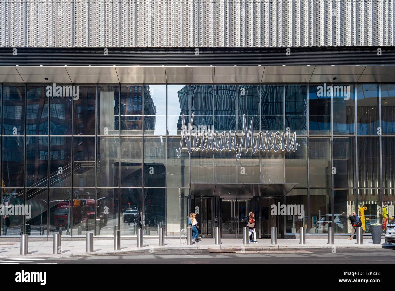 Entrée de l'Hudson Yards mall sur le côté ouest de Manhattan le Samedi, Mars 30, 2019. Les détaillants, y compris le magasin Neiman Marcus, ont ouvert leurs boutiques dans le développement qui a été construit sur une plate-forme sur le côté ouest un triage ferroviaire. Bureau, habitation, l'espace public et espace de vente au détail représentent la première étape dans ce qui est sans doute le plus coûteux projet de construction jamais construit aux États-Unis (© Richard B. Levine) Banque D'Images