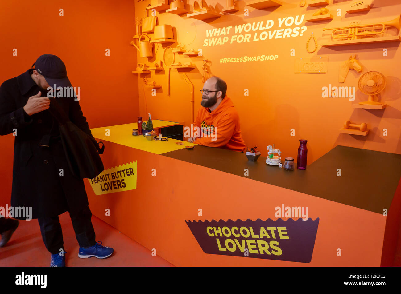 Les amateurs de sucrerie mais indésirables change 'aimé' articles pour des échantillons de Reese's 'Les amoureux de Chocolat' et 'Les amateurs d'Arachide' limited edition tasses Reese's pop-up Swap Shop à New York le Mercredi, Mars 27, 2019. Que l'on puisse en juger par le nom de la nouvelle édition limitée la cuspide de beurre d'arachide contient soit plus de chocolat et beurre de cacahuète plus selon votre préférence. (© Richard B. Levine) Banque D'Images