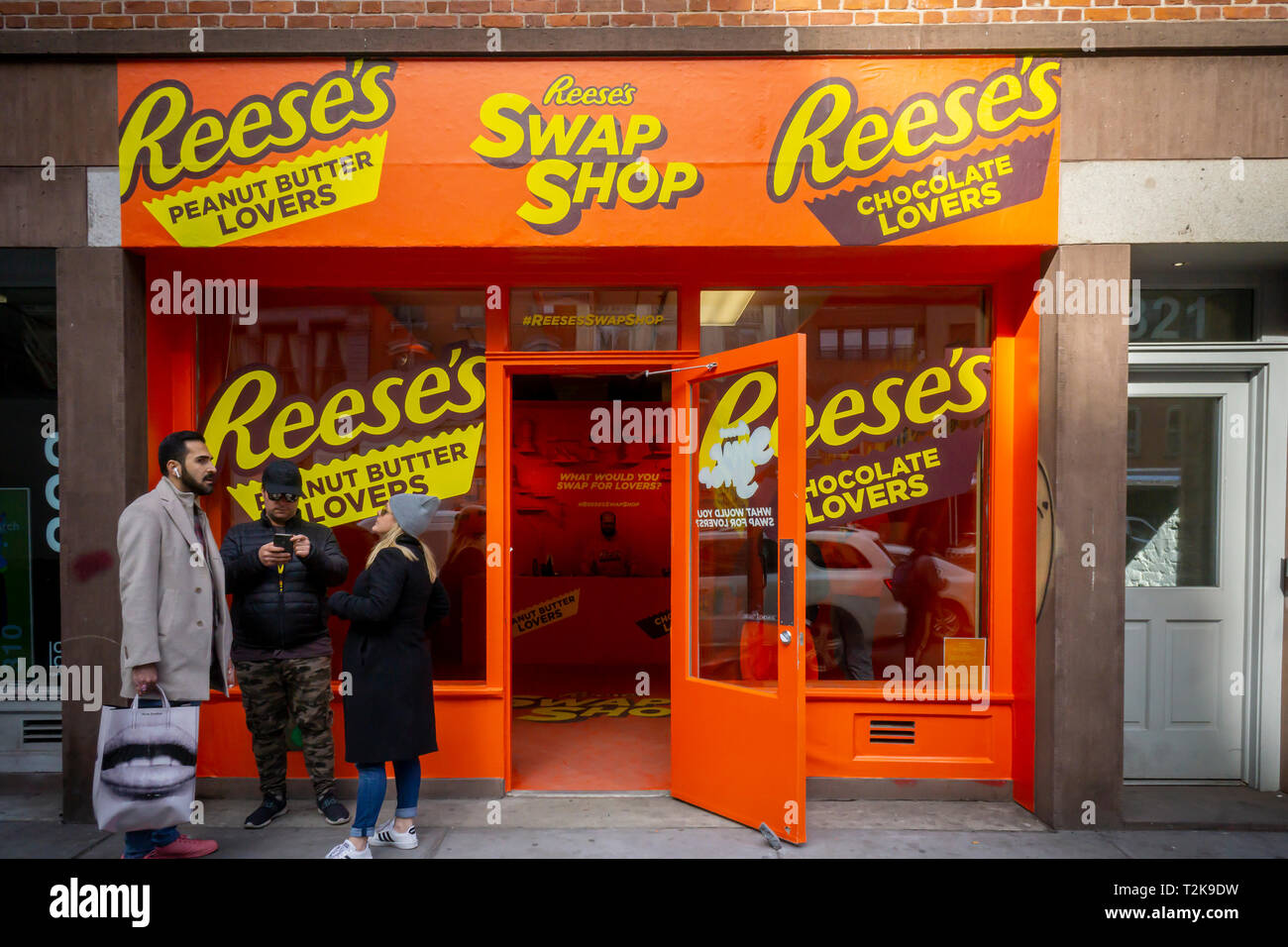 Les amateurs de sucrerie mais indésirables change 'aimé' articles pour des échantillons de Reese's 'Les amoureux de Chocolat' et 'Les amateurs d'Arachide' limited edition tasses Reese's pop-up Swap Shop à New York le Mercredi, Mars 27, 2019. Que l'on puisse en juger par le nom de la nouvelle édition limitée la cuspide de beurre d'arachide contient soit plus de chocolat et beurre de cacahuète plus selon votre préférence. (Â© Richard B. Levine) Banque D'Images