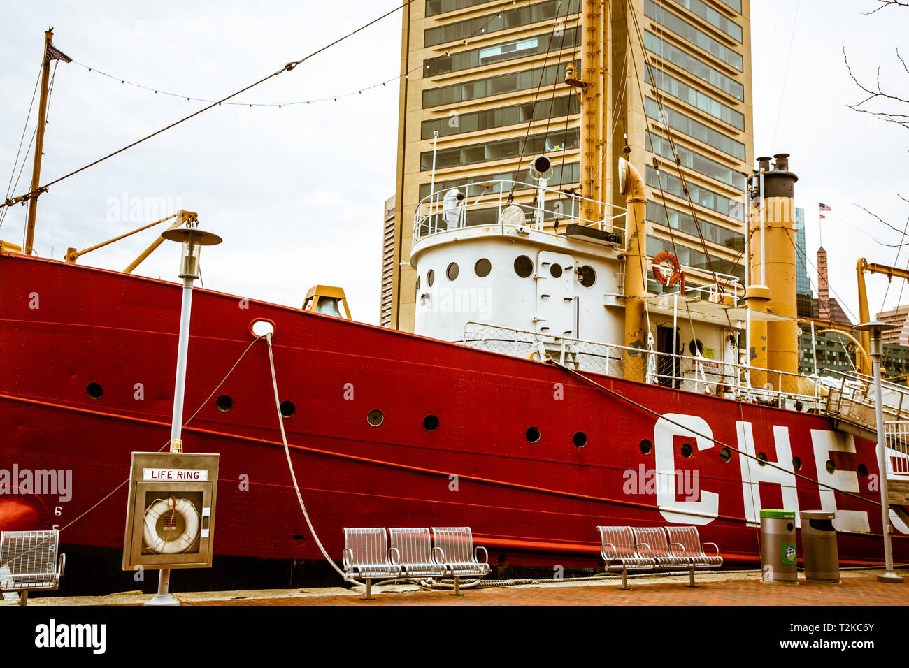 Baltimore, Maryland - 5 Février 2017 : les bateaux et les bâtiments de centre-ville de port dans la ville de Baltimore sur un jour d'hiver Banque D'Images