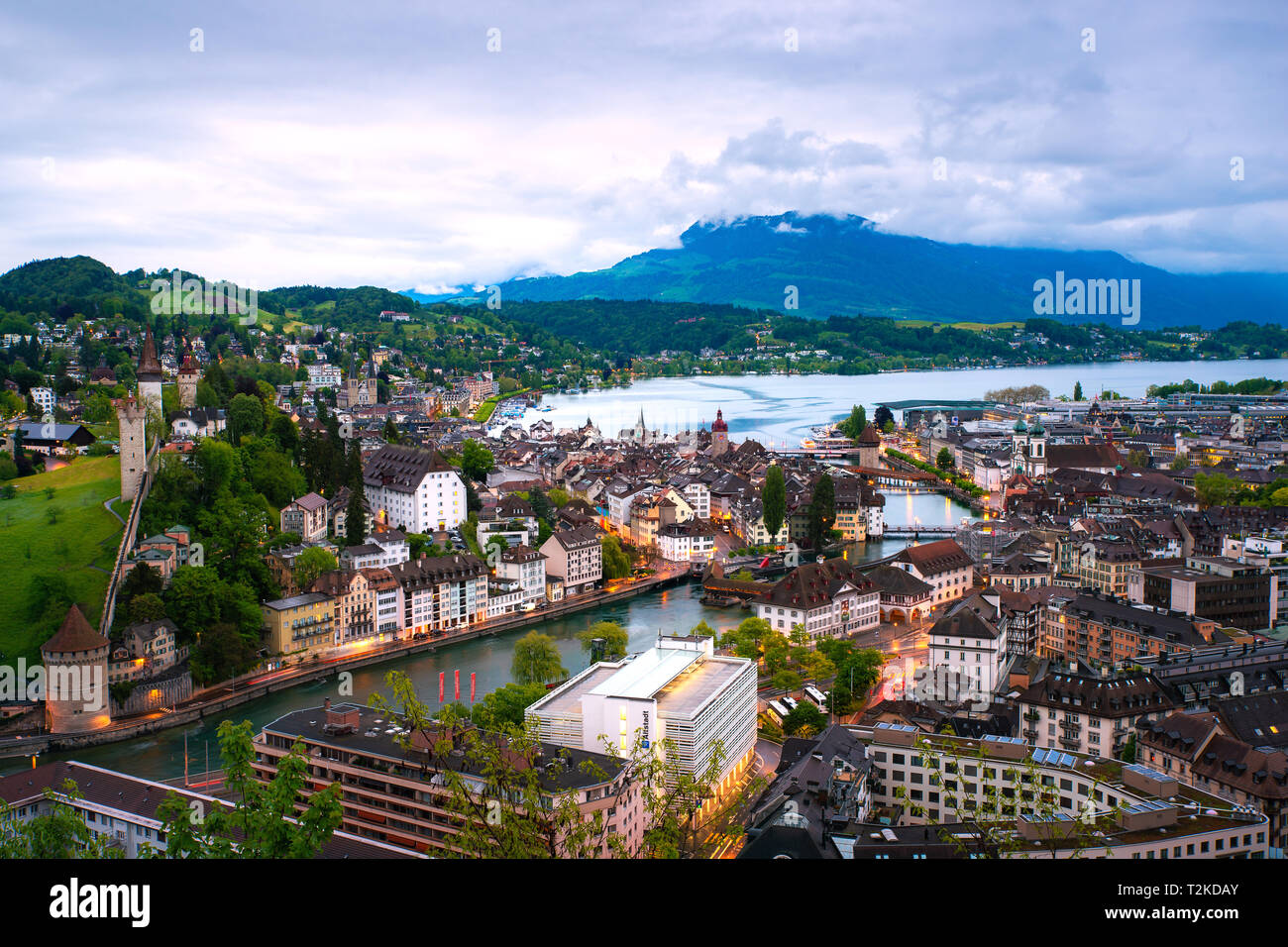 Vue aérienne de l'de tuiles rouges de la vieille ville de Lucerne avec pont de la chapelle en bois à Lucerne, Suisse. Banque D'Images