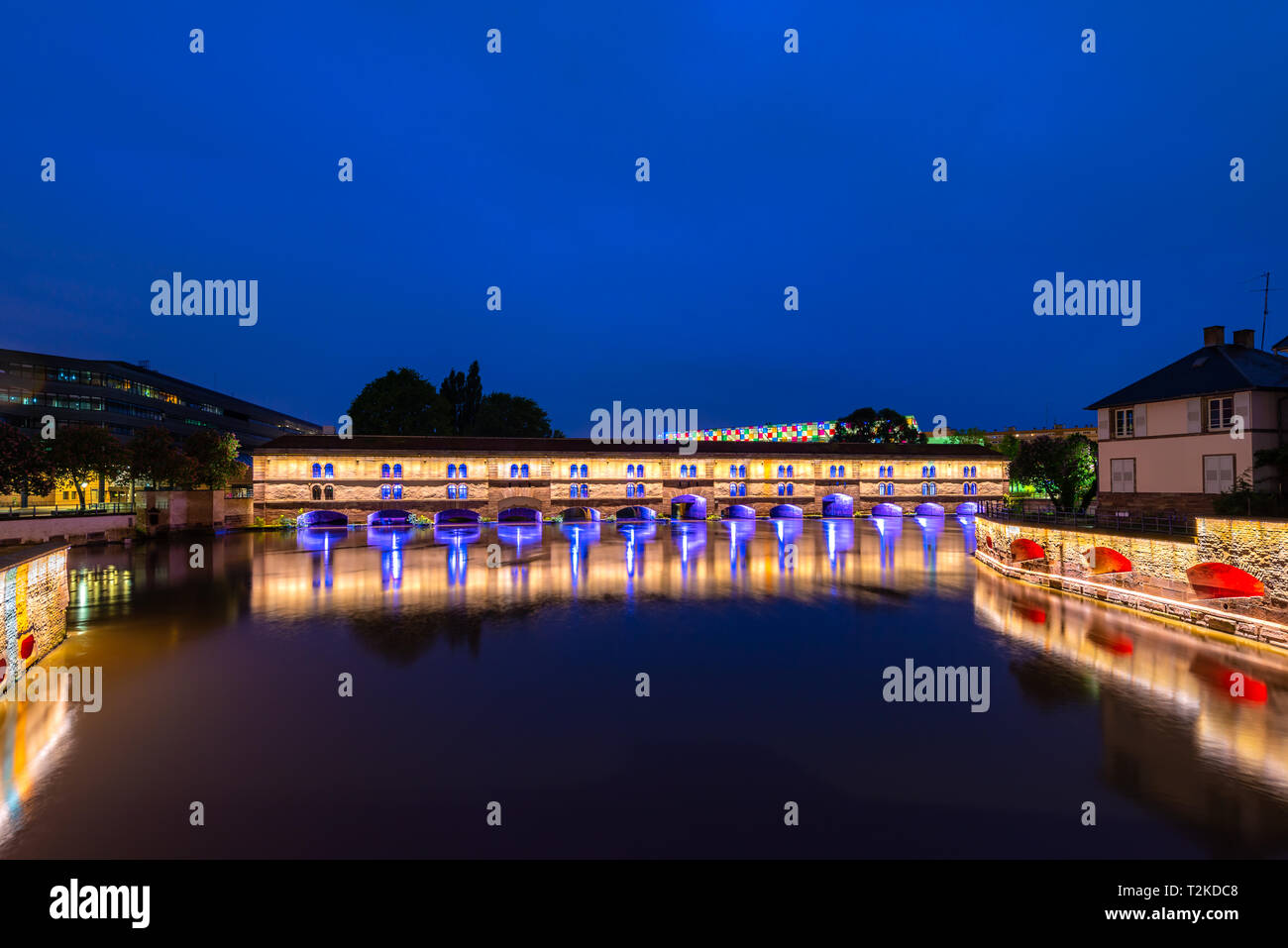 Vue de nuit de Barrage Vauban à Strasbourg, France. Banque D'Images