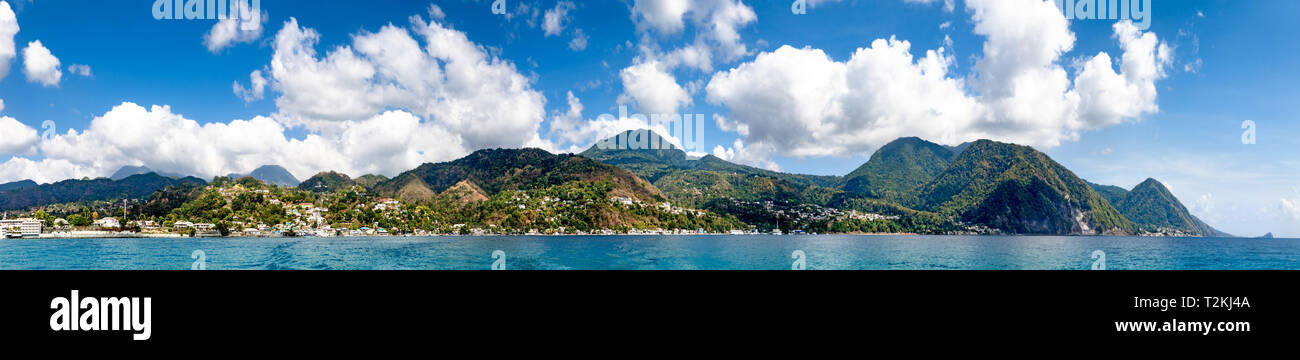 Panorama de Roseau, capitale de la Dominique, de la mer, avec la forêt tropicale de la réserve derrière Morne Trois Pitons. Banque D'Images