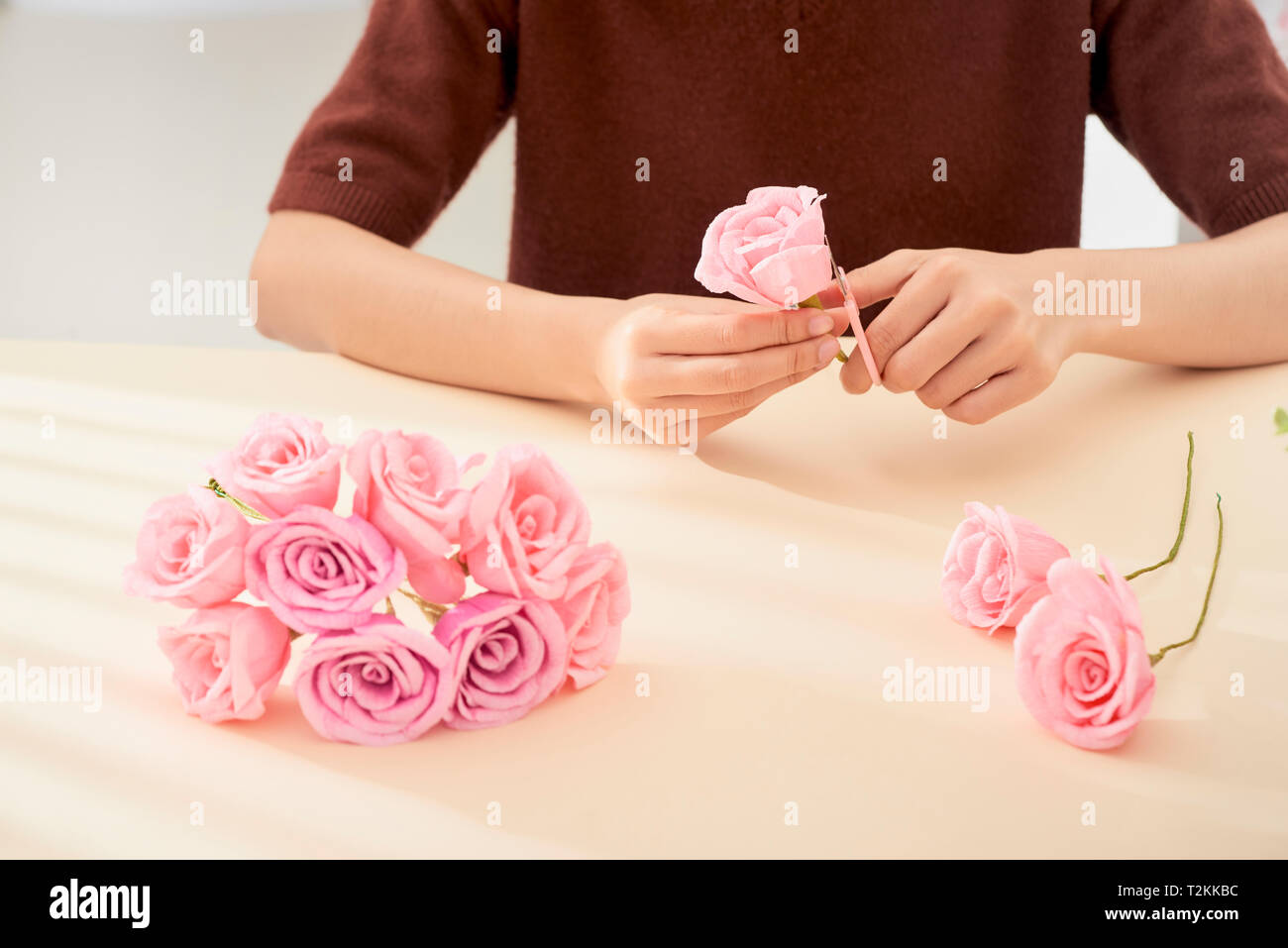 Les gens faire en papier craft art fleurs Banque D'Images