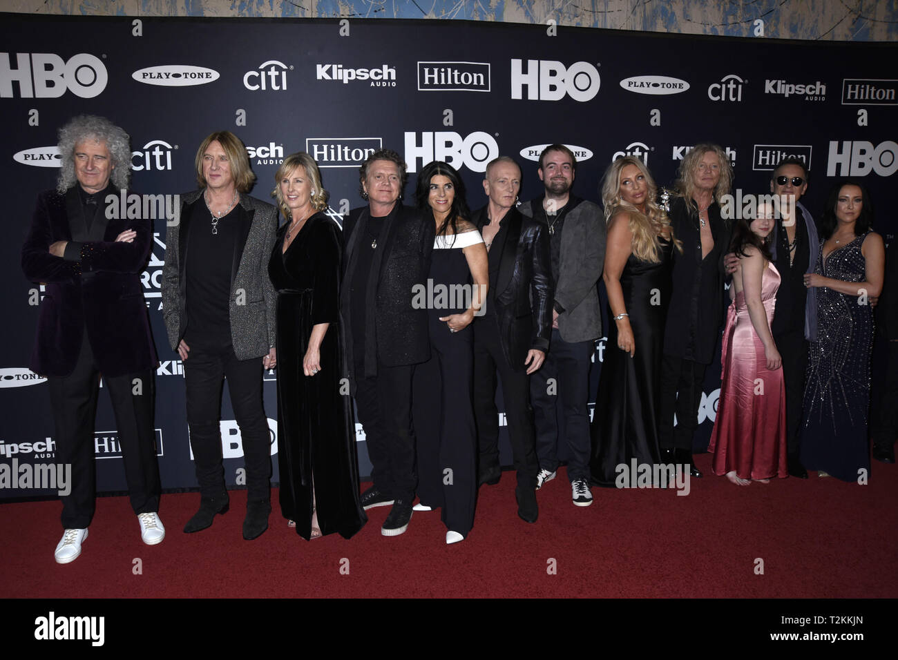 27 mars 2019 - Brooklyn, New York, États-Unis - 29 mars 2019 - Brooklyn, New York - Brian May, Joe Elliott, Pete Willis, Steve Clark, Rick Savage et Vivian Campbell (Def Leppard) et les familles, au Rock & Roll Hall of Fame de la cérémonie d'arrivée, à la Barclays Center. Crédit photo : LJ - Photos/AdMedia (crédit Image : © Ylmj/AdMedia via Zuma sur le fil) Banque D'Images