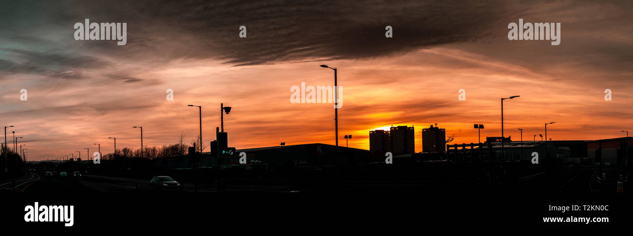 La silhouette de Glasgow des tours d'appartements au coucher du soleil à Parkhead Banque D'Images