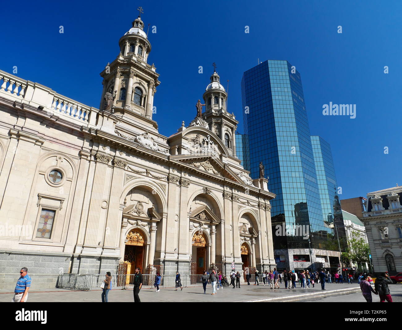 SANTIAGO (CL - CIRCA OCT 2018 - Une vue sur la ville, Santiago du Chili copital, avec cathédrale et des bâtiments modernes. Banque D'Images