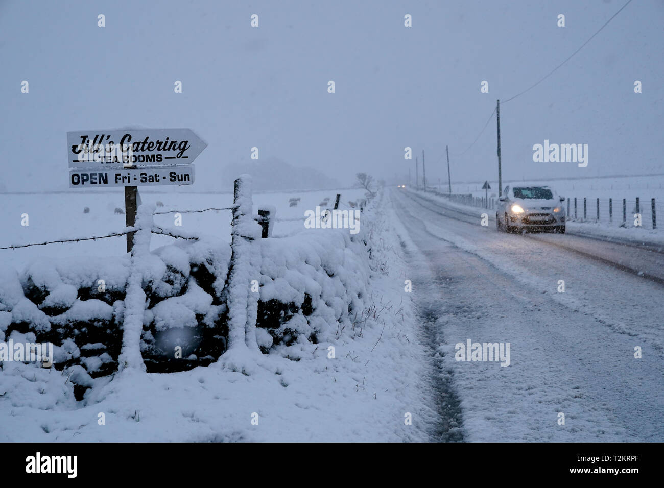 Les routes couvertes de neige près de Allendale, Northumberland, après avoir descendu en dessous des températures de gel la nuit. Banque D'Images