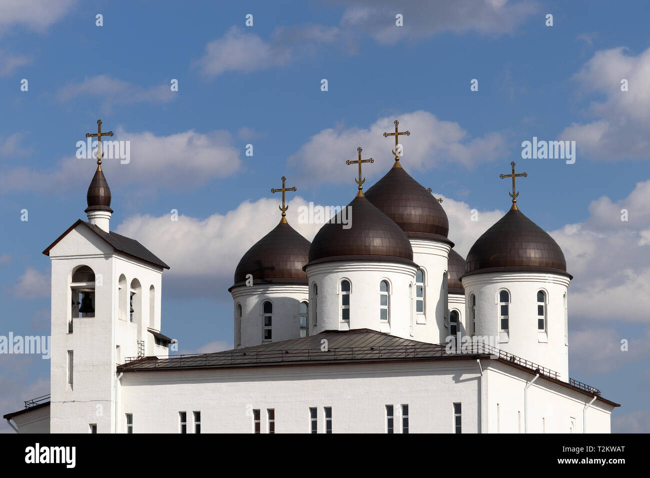 Les dômes et les croisements du temple orthodoxe contre le ciel bleu et nuages blancs. L'église de Saint Serge de Radonezh à Moscou Banque D'Images