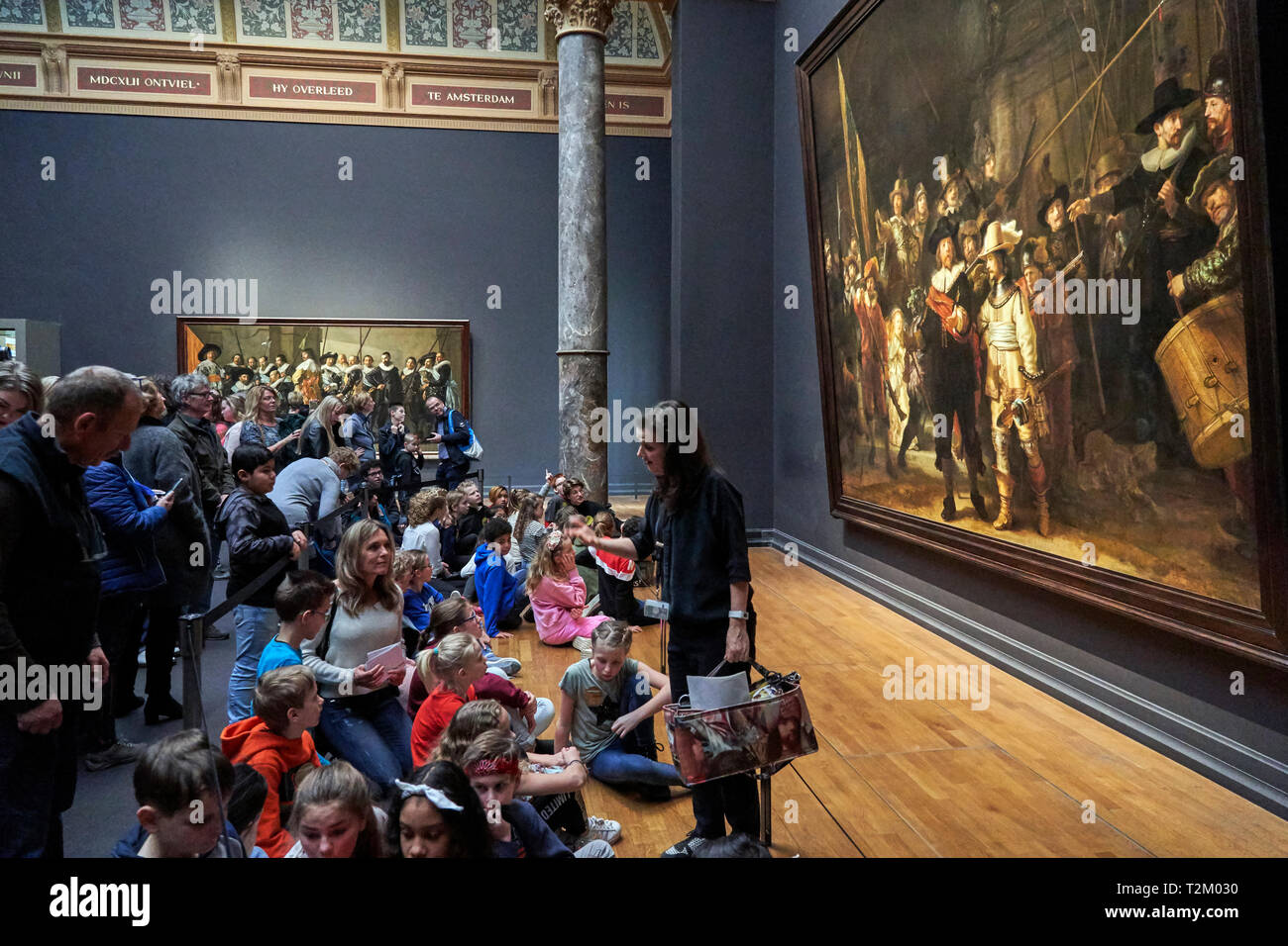 Les visiteurs du Musée Rijks observez le tableau 'nuit' de Rembrandt. 2019 marque le 350e anniversaire de la mort de Rembrandt. Banque D'Images