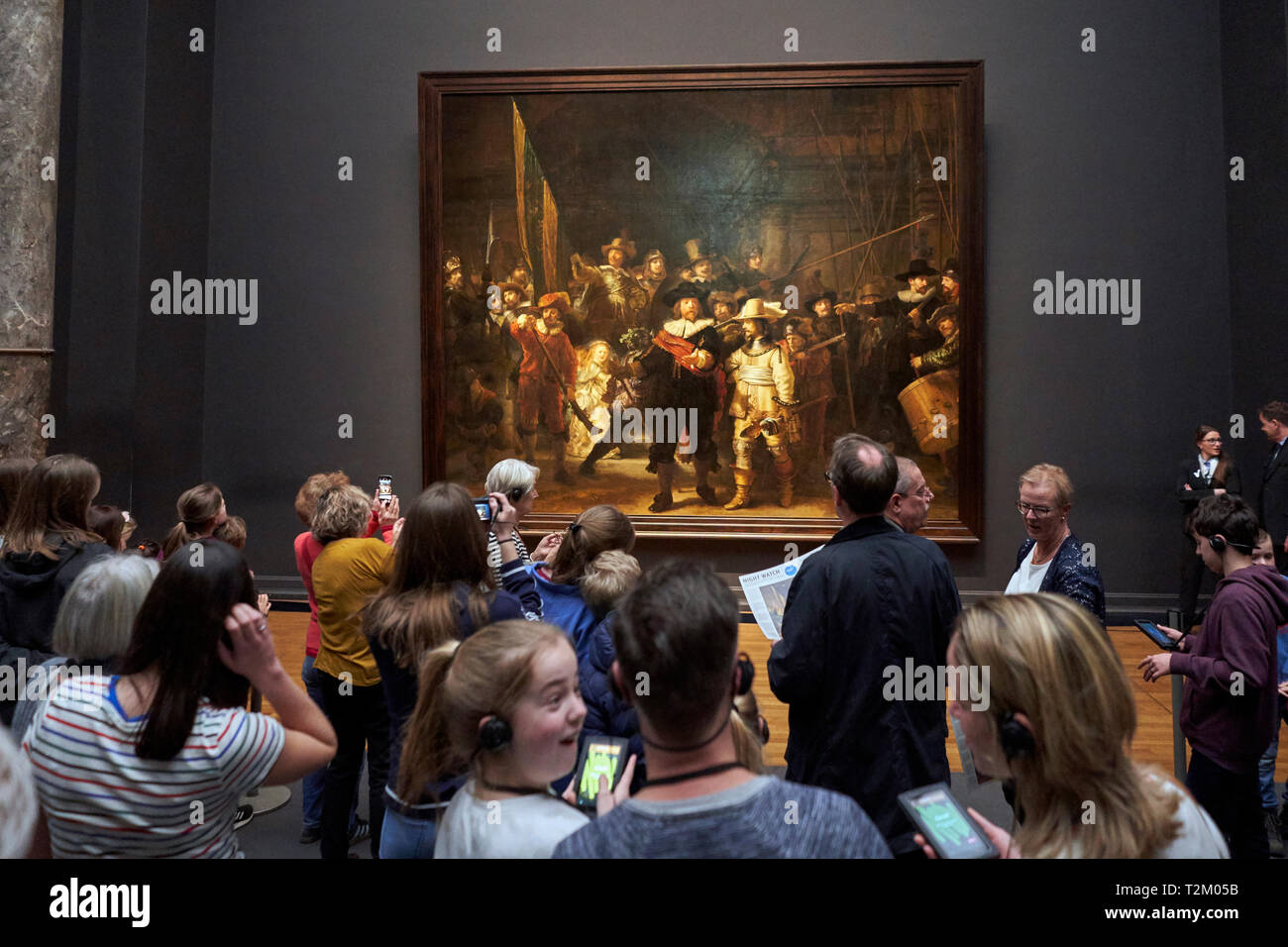 Les visiteurs du Musée Rijks observez le tableau 'nuit' de Rembrandt. 2019 marque le 350e anniversaire de la mort de Rembrandt. Banque D'Images