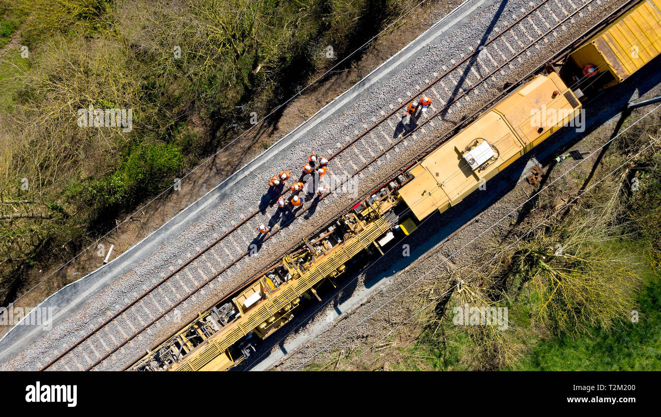 Vue aérienne des travailleurs sur un site de construction ferroviaire, France Banque D'Images