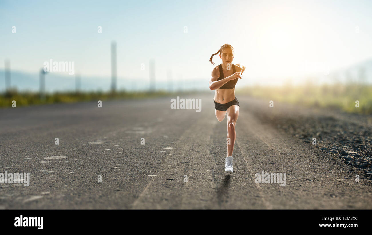 Belle femme running cross country. Technique mixte Banque D'Images