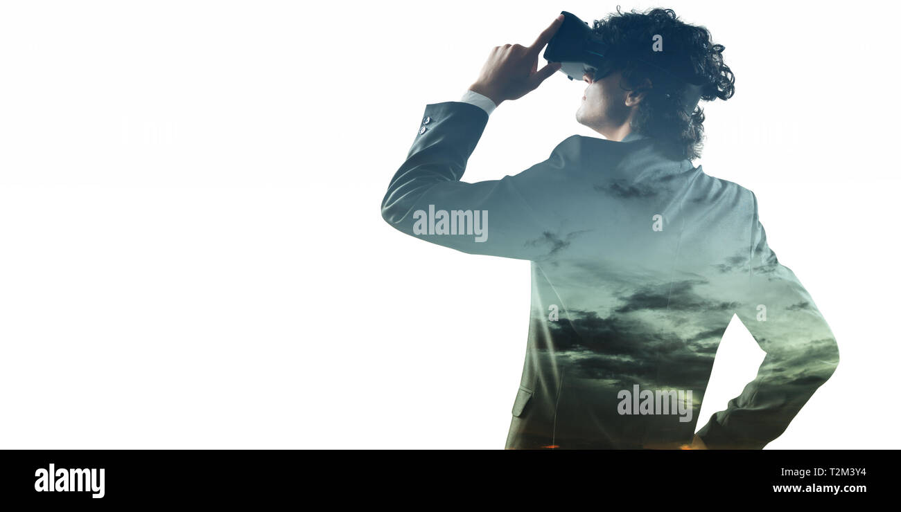 Jeune homme d'affaires à l'aide de casque de réalité virtuelle. Technique mixte Banque D'Images