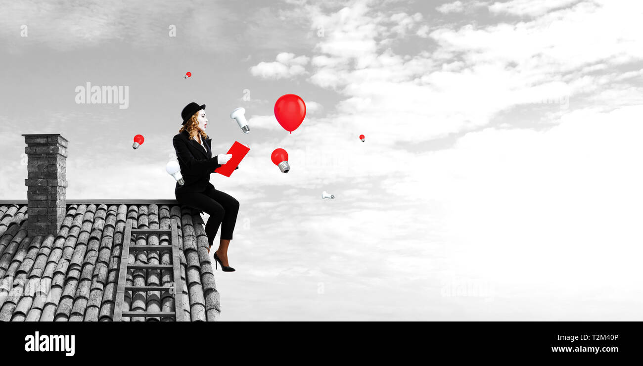 Femme mime en costume noir lecture livre rouge. Technique mixte Banque D'Images