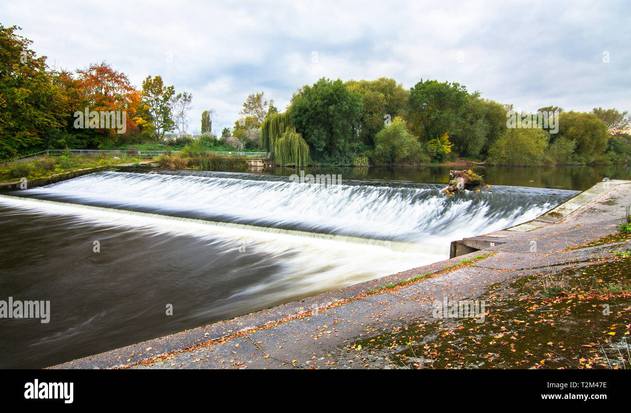 The Shrewsbury Weir sur la rivière Severn dans le Shropshire, en Angleterre. Banque D'Images