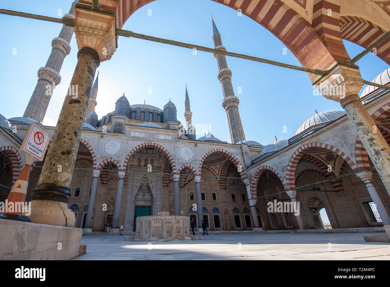 Cour intérieure de la mosquée Selimiye à Edirne, Turquie. UNESCO World Heritage Site. La mosquée a été commandée par le Sultan Selim II architecte Mimar Sinan Banque D'Images