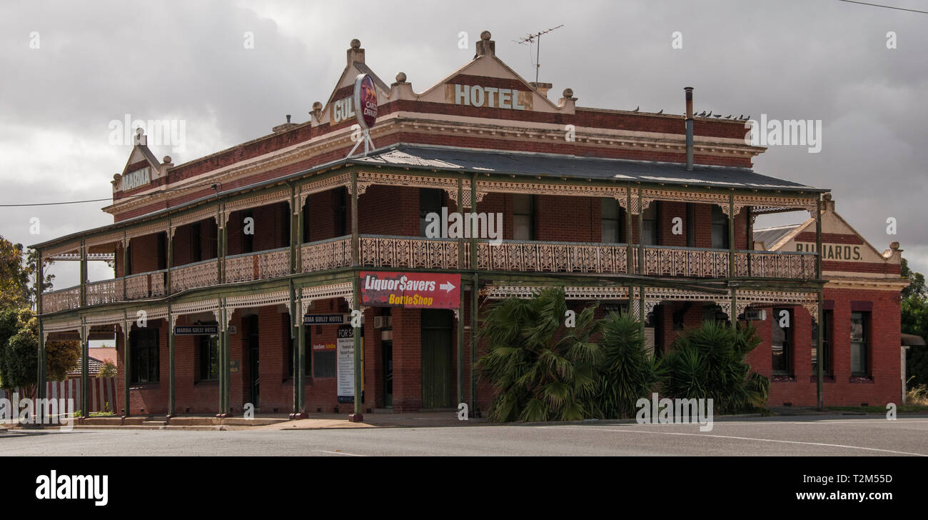 Le Gully Marma Hotel, un grand pub de l'époque victorienne maintenant fermé, à Murtoa, région de Wimmera, Victoria, Australie Banque D'Images
