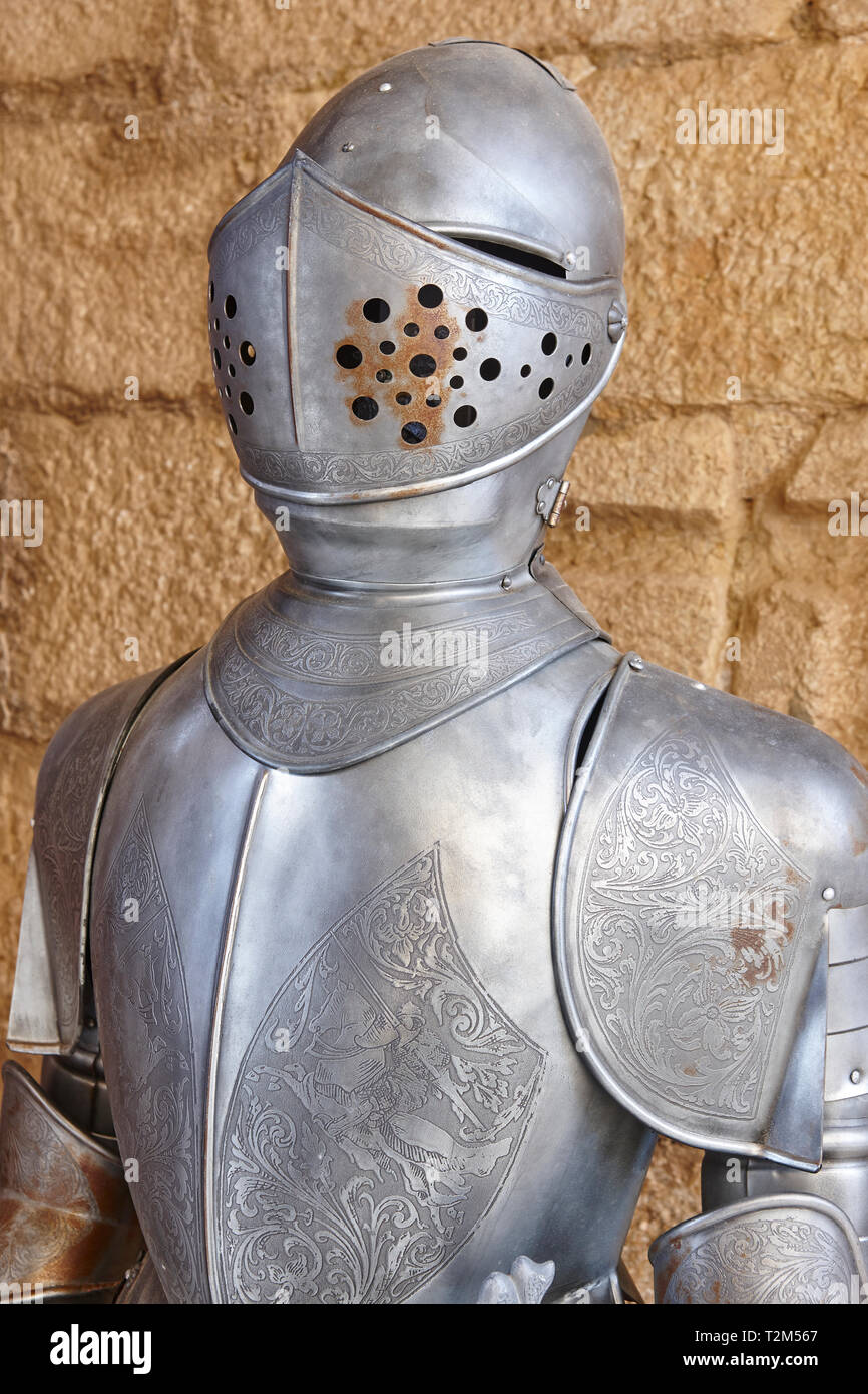La protection de l'armure de chevalier médiéval antique avec casque. La  défense militaire. La verticale Photo Stock - Alamy