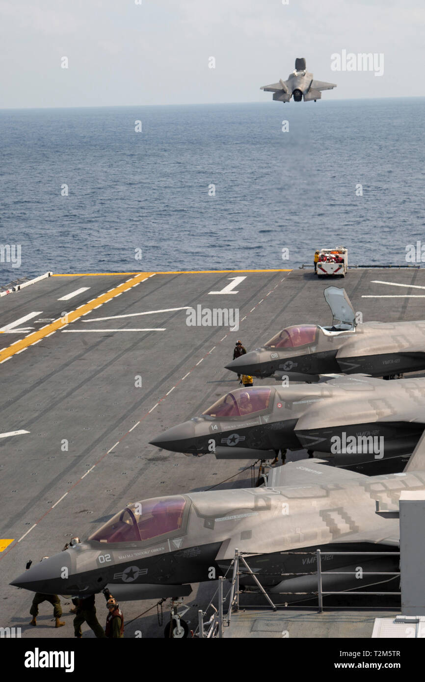 Un F35B Lightning ll Joint Strike Fighter avec Marine Fighter Attack Squadron (VMFA) mène des opérations à bord du vol 121 USS Wasp (DG1), le 27 mars 2019 dans l'espace aérien international au cours de la mer des Philippines. Les Marines américains avec VMFA-121 effectuer 24 heures de vol en prévision de l'exercice Balikatan. Les États-Unis sont fiers de participer à l'exercice dirigé par les Philippines afin d'effectuer la formation de développement des capacités qui améliore nos tactiques et procédures des forces canadiennes dans un vaste éventail d'opérations militaires. (U.S. L'imagerie du corps des marines par le Cpl. Richard Limone) Banque D'Images