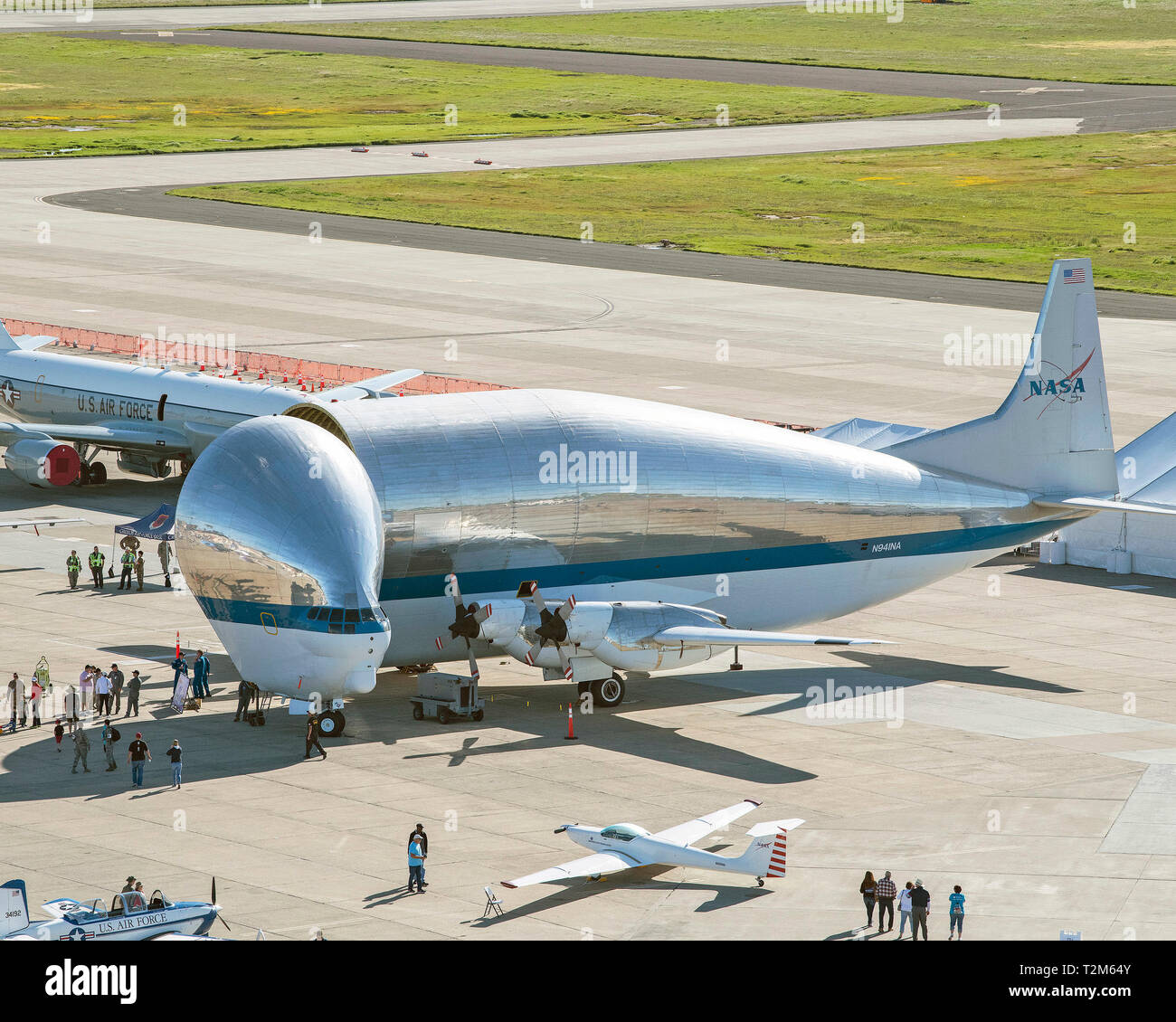 La NASA UN Guppy est l'un des seulement le nombre d'exposition statique à la "Tonnerre sur la baie" de l'Air Show, Travis Air Force Base, en Californie, le 30 mars 2019. L'événement de deux jours les performances de l'US Air Force Thunderbirds de l'équipe de démonstration aérienne des États-Unis, l'équipe de parachutistes de l'armée de chevaliers d'or, F-22 Raptor, survols, et l'exposition statique. L'événement honoré héros comme les policiers, les pompiers, les infirmières, les enseignants et les citoyens ordinaires dont le dévouement ont fait leurs collectivités plus sûres et d'améliorer la qualité de vie. (U.S. Air Force photo par Louis Briscese) Banque D'Images