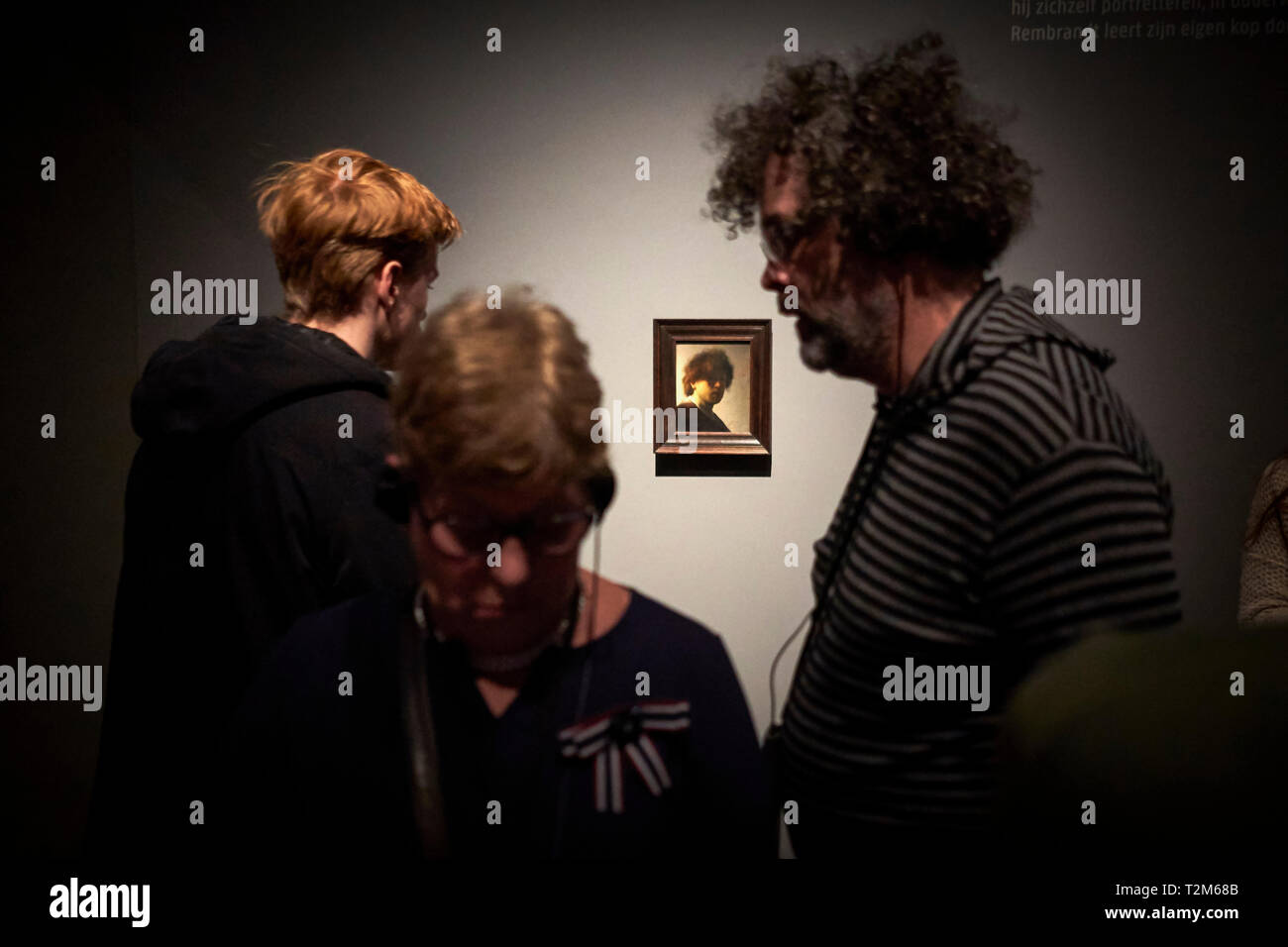 Les visiteurs du Musée Rijks observer l'un des plus célèbres de Rembrandt auto-portraits. 2019 marque le 350e anniversaire de la mort de Rembrandt. Banque D'Images