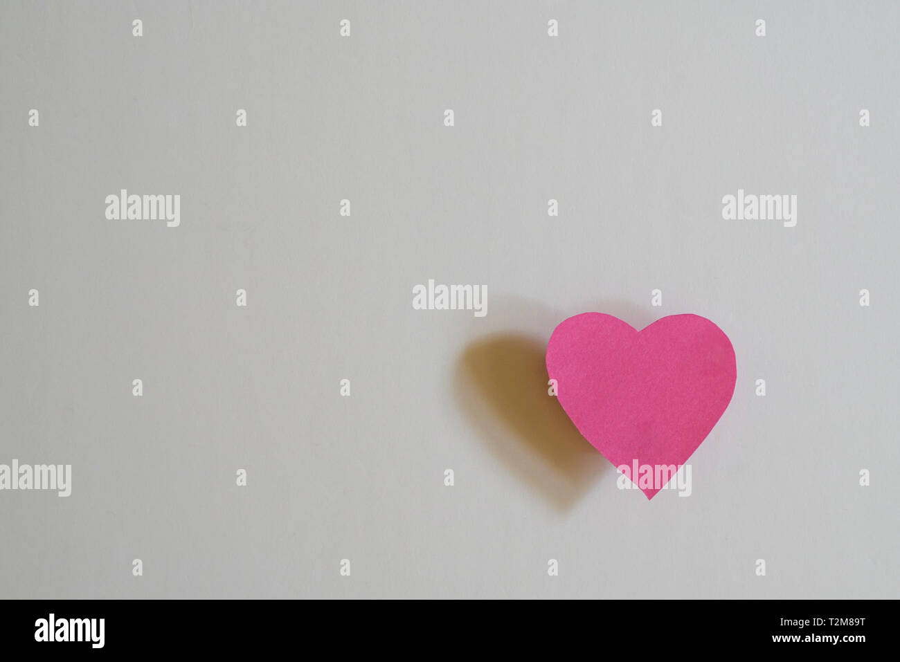 Concept d'amour : papier forme de coeur et l'ombre sur fond blanc Banque D'Images