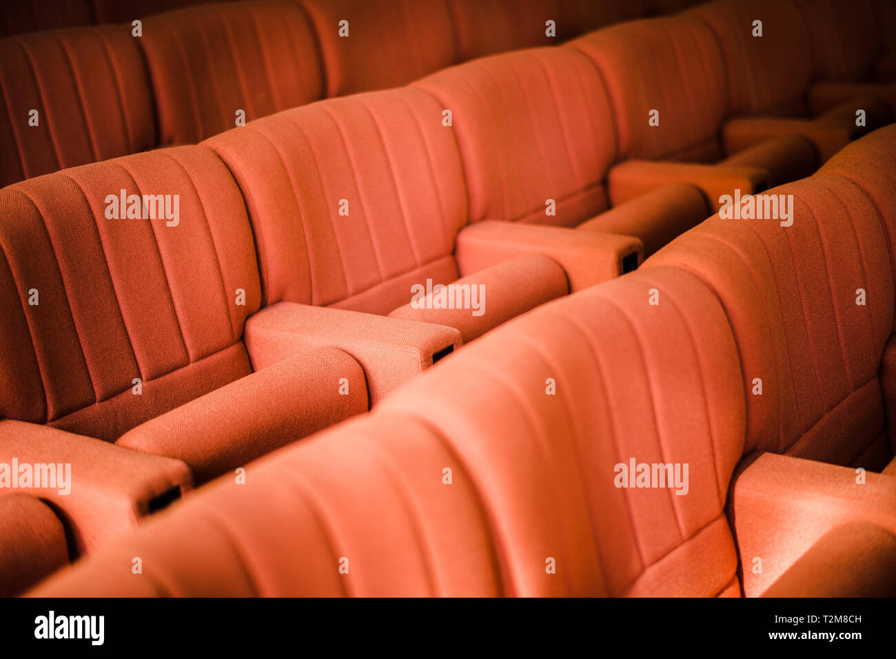 Une rangée de fauteuils rouges dans une salle de théâtre ou cinéma Banque D'Images