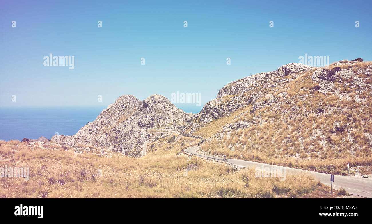 Scenic Route sinueuse de montagne avec vue sur la mer à distance, harmonisation des couleurs appliquées, Mallorca, Espagne. Banque D'Images
