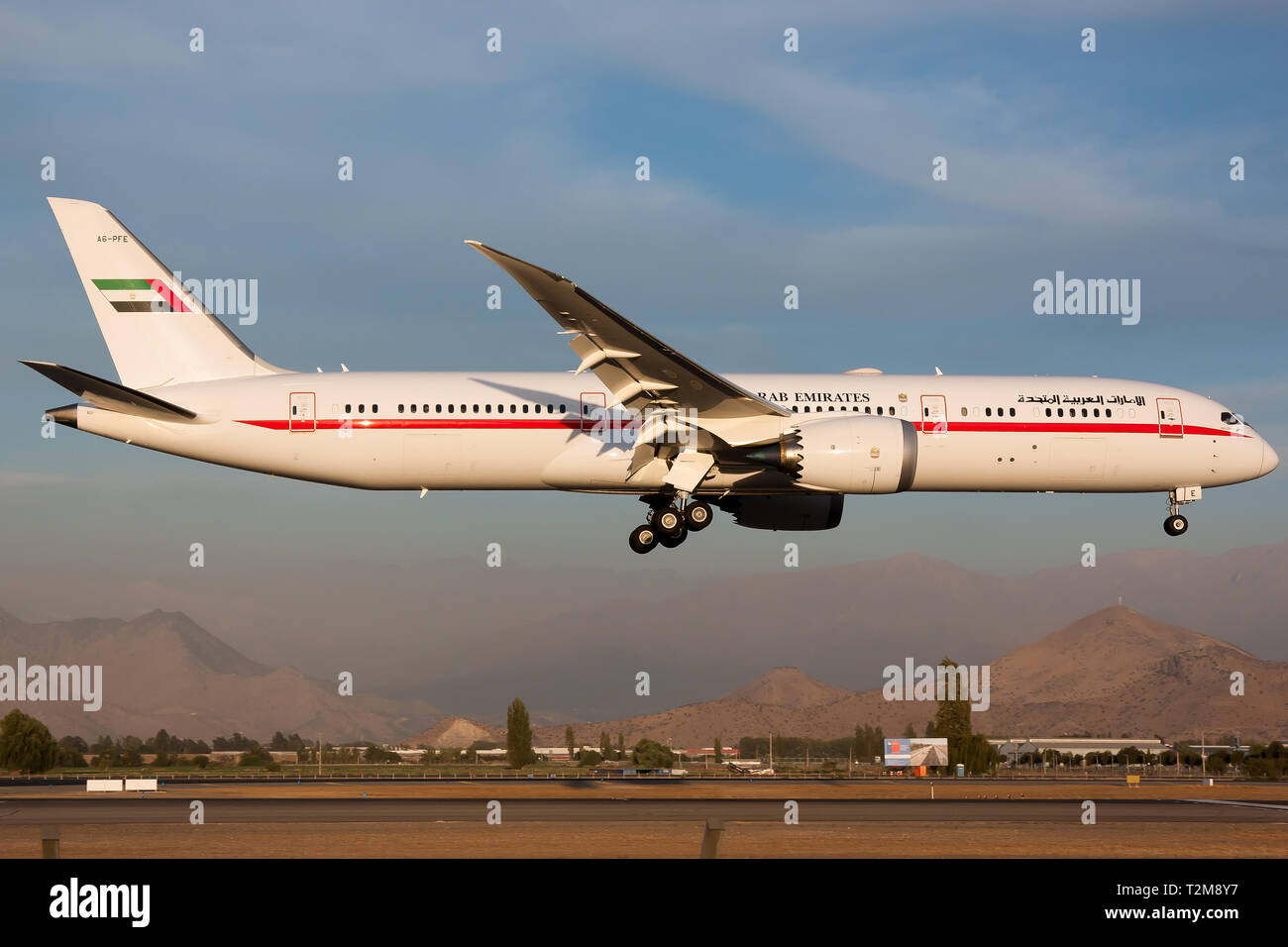Boeing 787-9 Dreamliner de Emirats Arabes Unis - Abu Dhabi Amiri Flight vu l'atterrissage à Santiago pour une visite officielle de l'Etat. Banque D'Images
