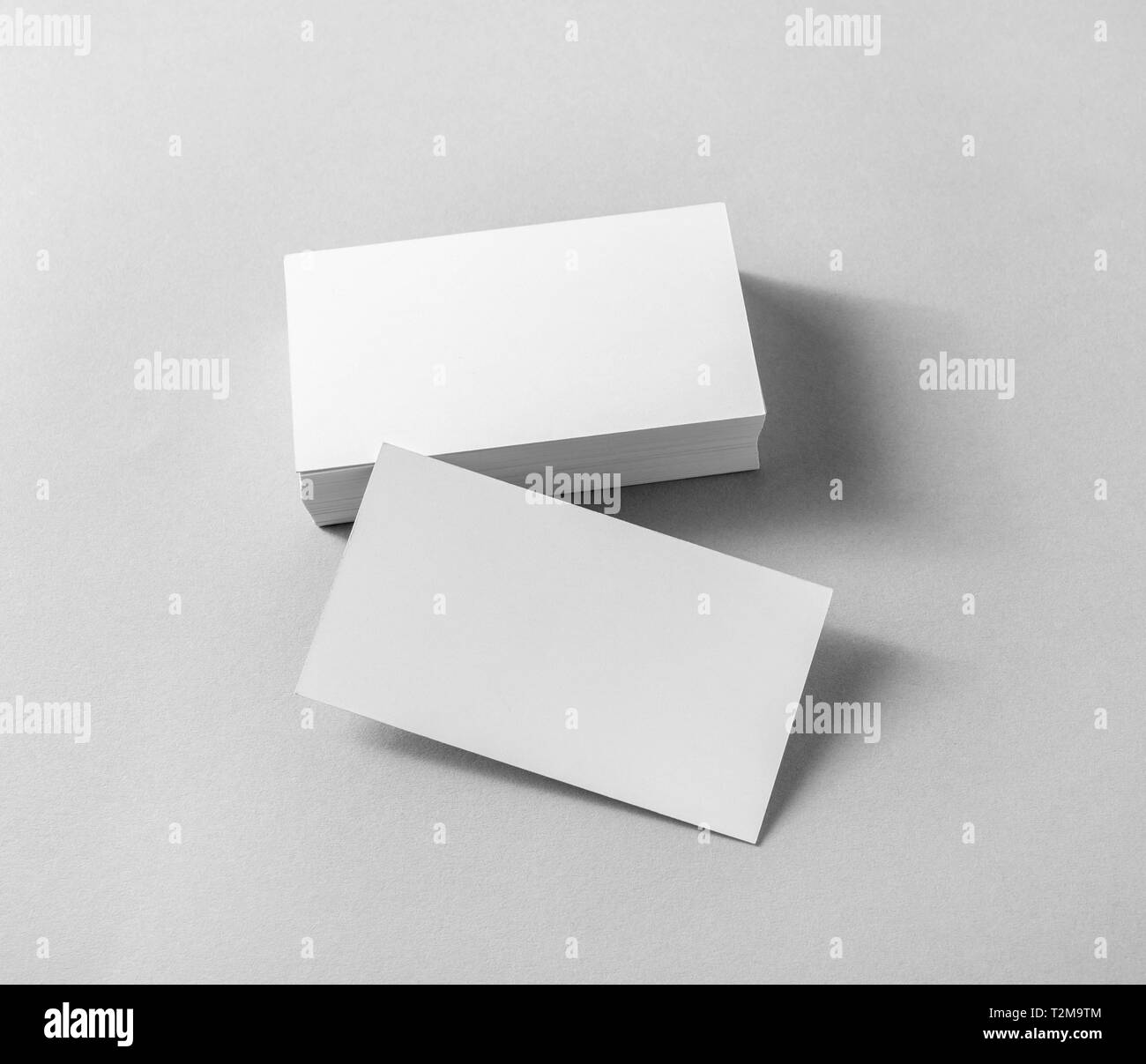 Photo de cartes d'affaires en blanc sur fond de papier. Modèle pour l'ID. Banque D'Images