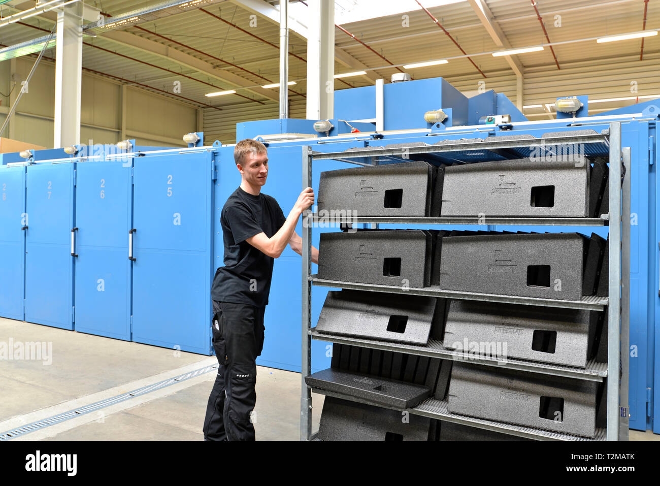 La machine exploite des travailleurs dans l'industrie des plastiques - fabrication de composants de polystyrène Banque D'Images