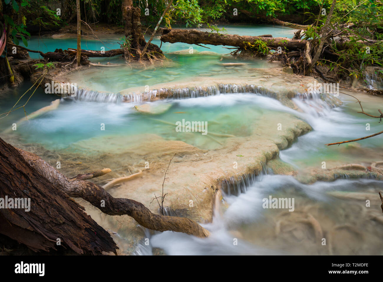 Chute d'eau d'Erawan en Thaïlande est de localiser en Provience de Kanchanaburi. Cette cascade est dans l'intérieur du parc national d'Erawan forêt . Banque D'Images