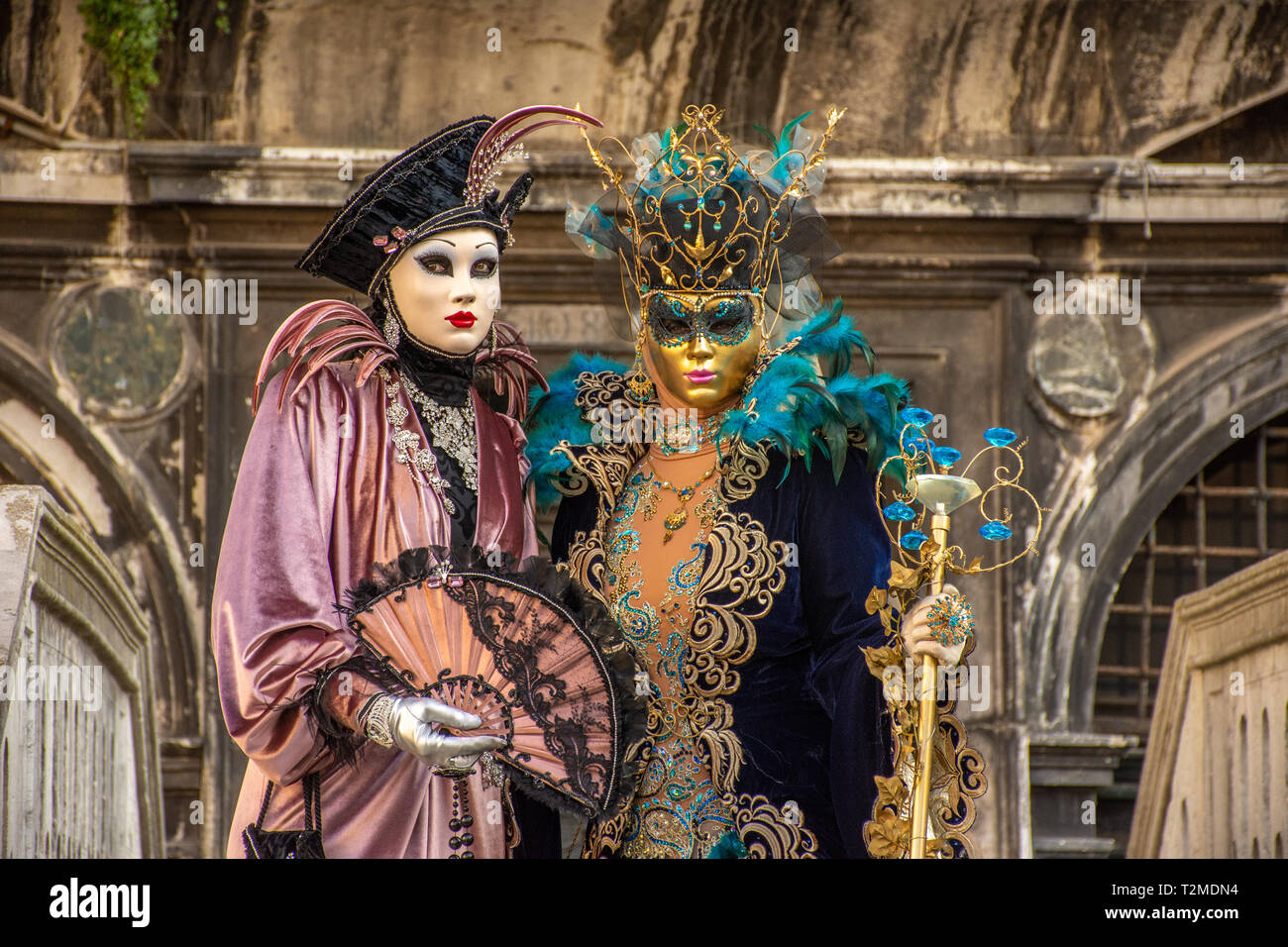 Carnaval De Venise 2019 Les Masques Typiques De Beaux Vetements Posant Pour Les Photographes Et Les Touristes Photo Stock Alamy