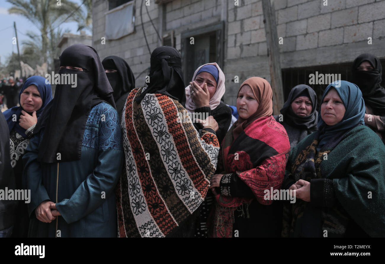 Des proches de la personne décédée sont vu pleurer pendant la cérémonie funéraire de Faris Abu Hijras, 26 ans, qui a été tué par des soldats israéliens à l'est de Khuza'a, près de la frontière au cours de Israeli-Gaza la terre palestinienne jour des manifestations. Banque D'Images