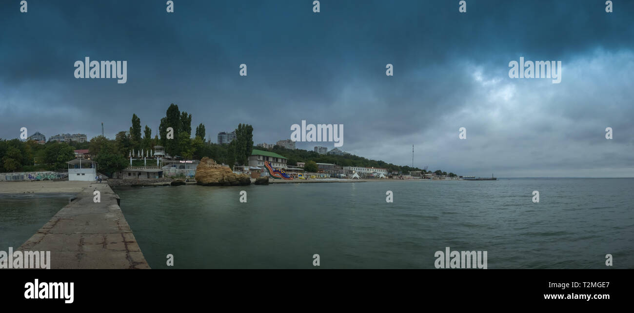Plage Otrada à Odessa, Ukraine, dans un sombre matin d'été. Sombres nuages asperatus sur la mer jusqu'à l'aube. Banque D'Images Plage Otrada à Odessa, Ukraine, dans un sombre matin d'été. Sombres nuages asperatus sur la mer jusqu'à l'aube. Banque D'Images