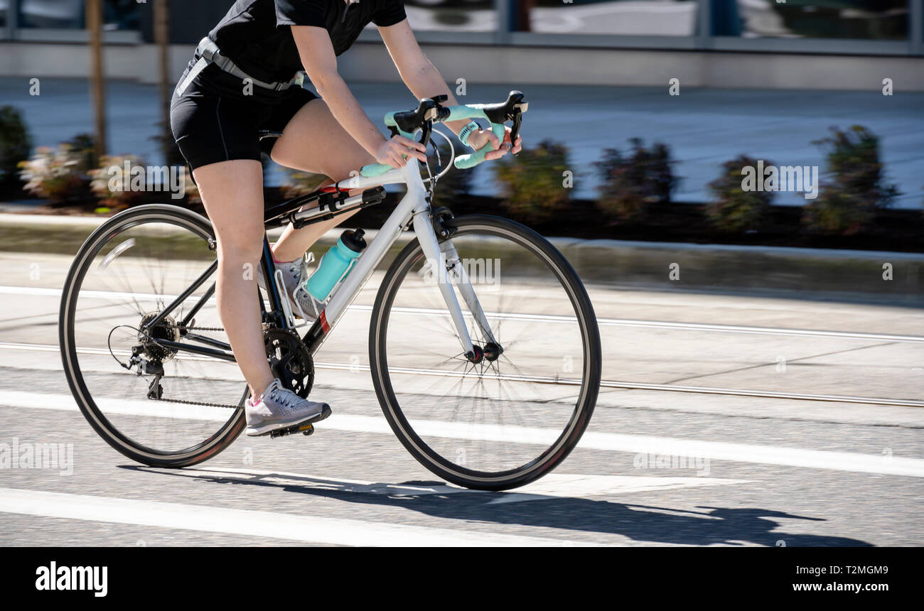 Monter à vélo - il est utile et beau. Cycliste combine l'élégance de  mouvement soulignant la dignité de la figure féminine, vêtue de tigh Photo  Stock - Alamy