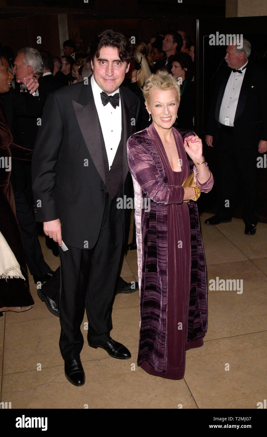 LOS ANGELES, CA. 28 octobre 2000 : l'acteur Alfred Molina et actrice épouse Jill Gascoine au Carousel of Hope Ball 2000 au Beverly Hilton Hotel. © Paul Smith / Featureflash Banque D'Images