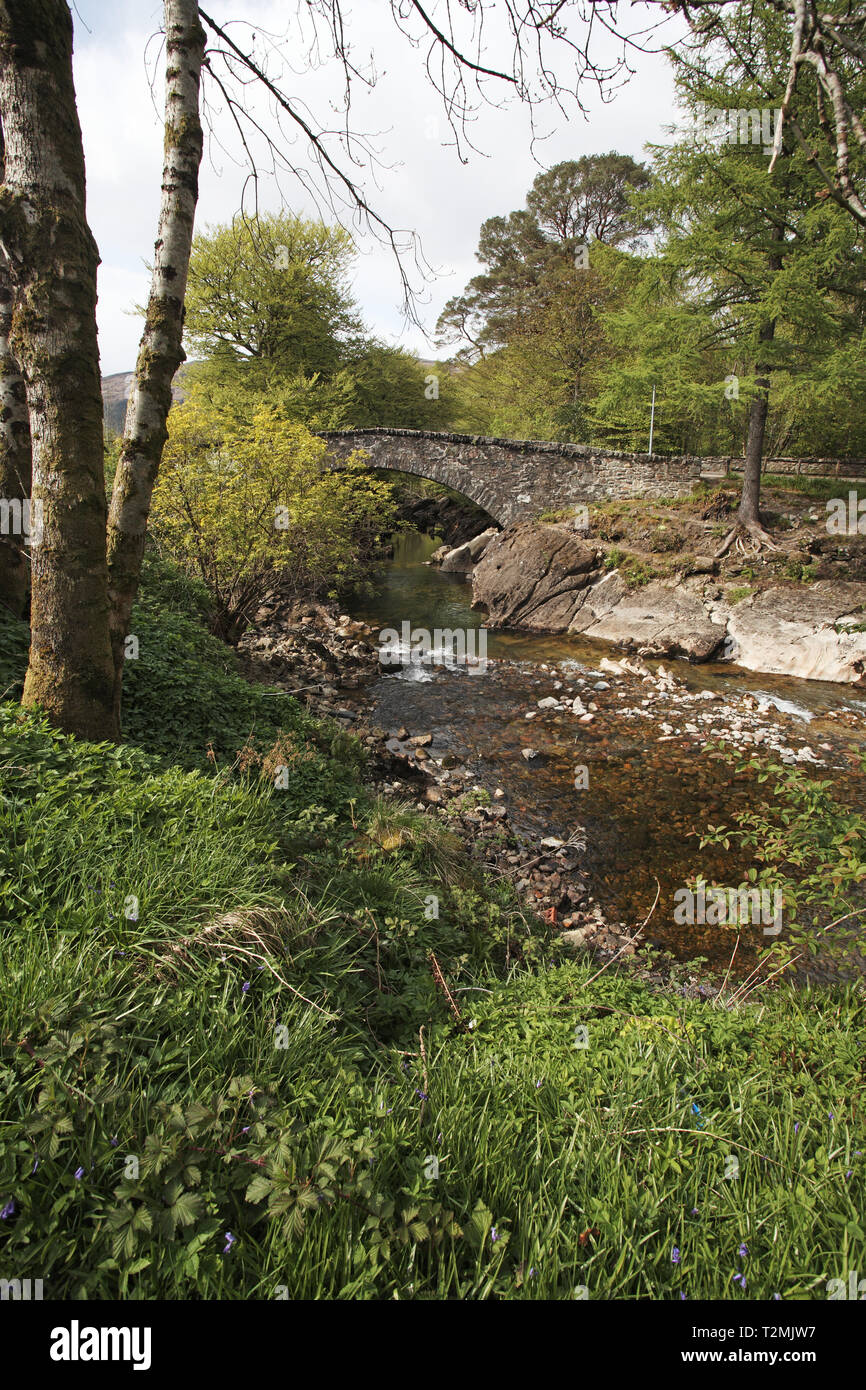 Pont de l'Europe sur la rivière Coe avec caduques au-delà de Glencoe Village région des Highlands Scotland UK Mai 2012 Banque D'Images