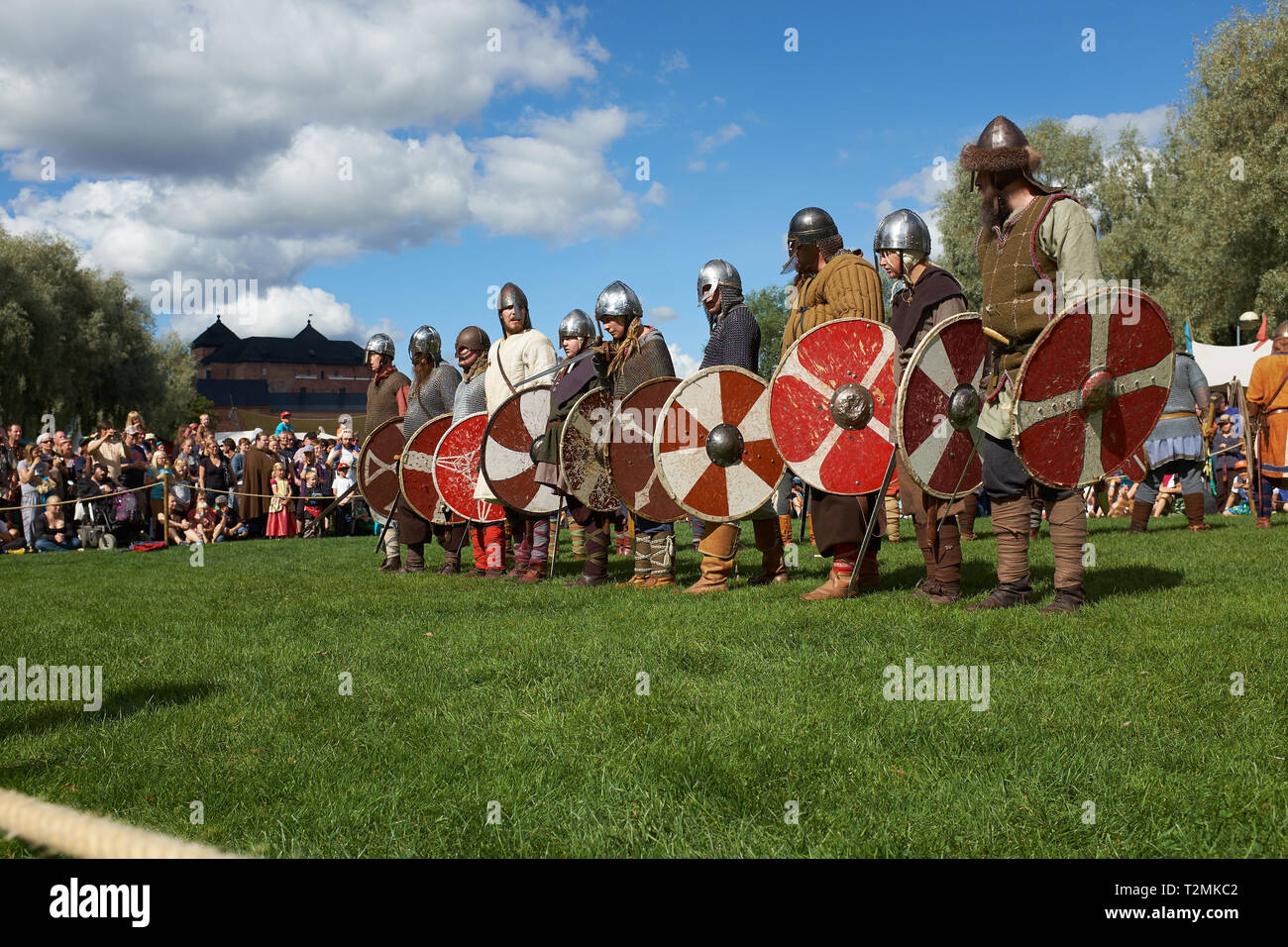 Hämeenlinna, Finlande - le 17 août 2014 : Vikings se battre avec des épées et des boucliers à la fête médiévale le long d'une journée d'été. Banque D'Images