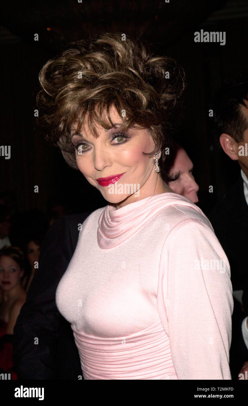 LOS ANGELES, CA. 12 février 2000 : l'actrice Joan Collins au costume Designers Guild Awards à Beverly Hills. Elle porte une robe créée par Nolan Miller qui a conçu les costumes pour séries télé 'Dynasty.' © Paul Smith / Featureflash Banque D'Images