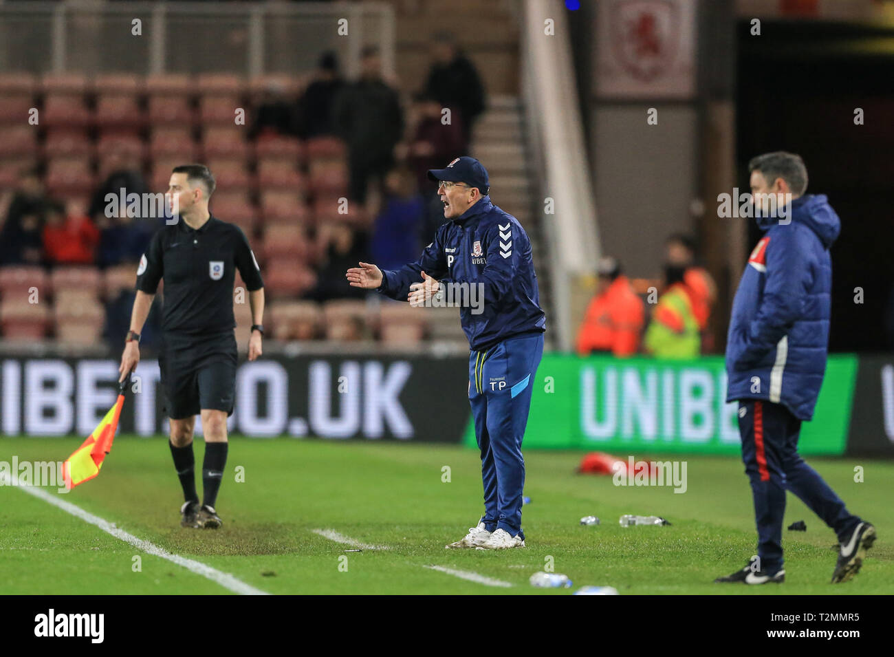 Le 02 avril 2019, Stade Riverside, Middlesbrough, Angleterre ; Sky Bet Championship, Middlesbrough vs Bristol City : Tony Pulis manager de Middlesbrough réagit au cours du jeu Crédit : Mark Cosgrove/News Images images Ligue de football anglais sont soumis à licence DataCo Banque D'Images