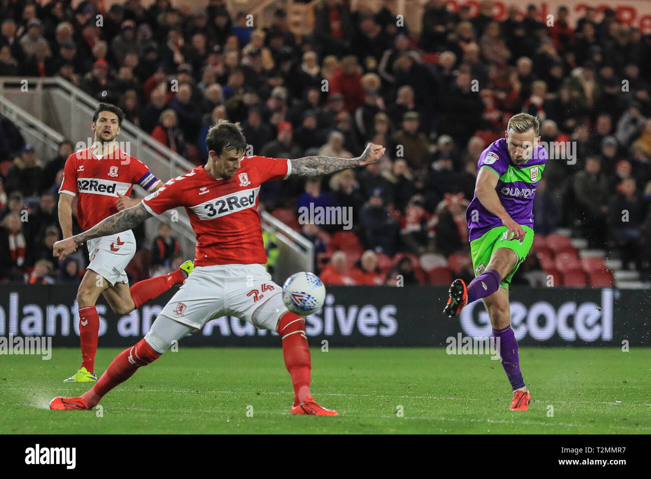 Le 02 avril 2019, Stade Riverside, Middlesbrough, Angleterre ; Sky Bet Championship, Middlesbrough vs Bristol City : Andreas Weimann (14) de la ville de Bristol tire au but Crédit : Mark Cosgrove/News Images images Ligue de football anglais sont soumis à licence DataCo Banque D'Images