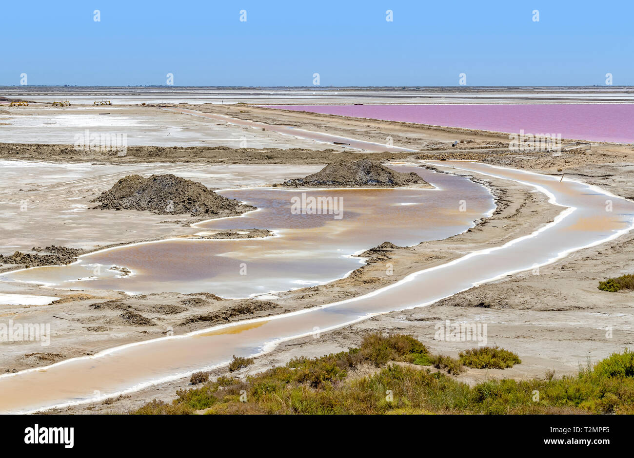 Paysage autour de Salin-de-Giraud situé dans dans la région de la Camargue, dans le sud de la France qui est montrant beaucoup de sel dans les étangs d'évaporation ambiance ensoleillée Banque D'Images